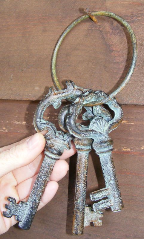 Set of 3 Keys on Ring - Cast Iron Metal Old Style Ornament - Large Green - DK01