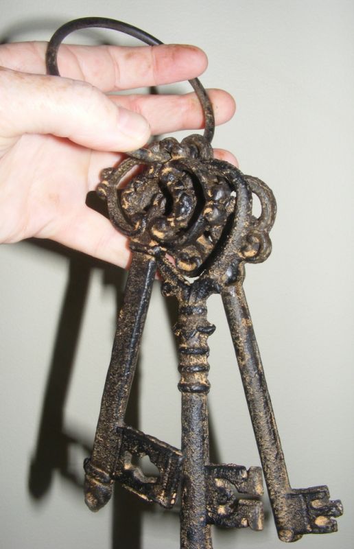 Set of 3 Large Keys on Ring - Cast Iron Metal Old Style Ornament Brown - DK11